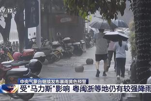 一起来感受雨天踢球的快乐！